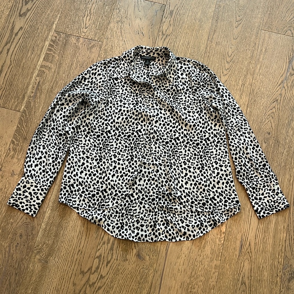 A pea in the pod maternity/breastfeeding button down blouse.